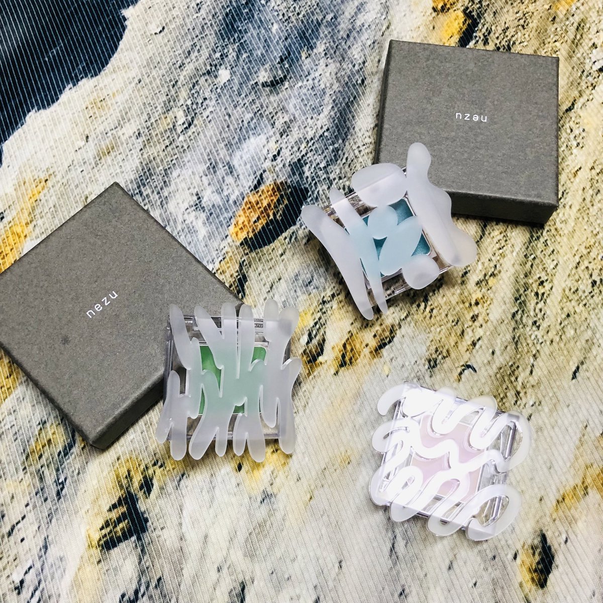 bunny_bunny_co's tweet image. やっと理想的なアイシャドウに出会ったので購入✨緑のアイシャドウはいつでも求めてるけどなかなか求めてる発色のものが無くて！これはサイコーだったので即購入したよ💚1番右の偏光パールもずっと探し求めていたもの！
#nezu