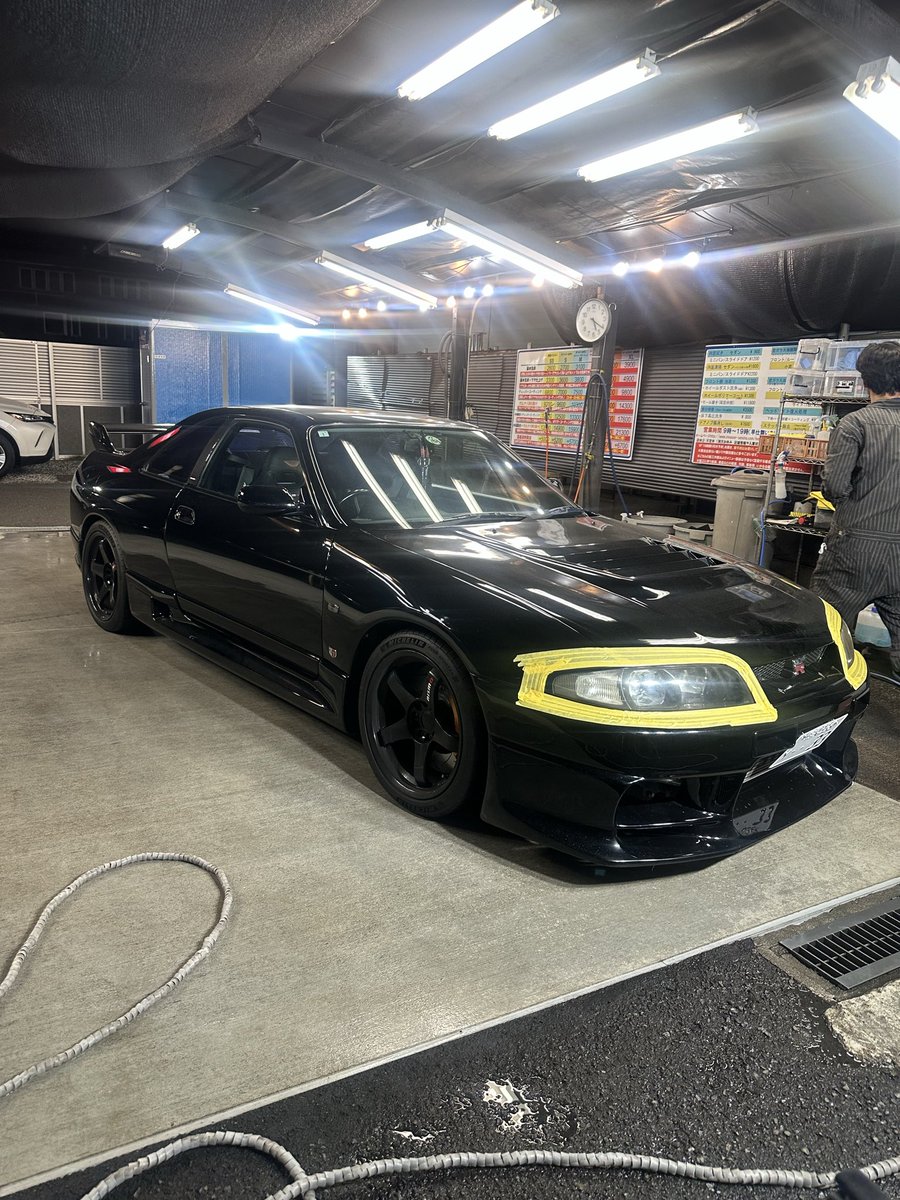 chopper_sensha's tweet photo. R33 GT-R
　R32から35までGT-Rオーナーはとても多く、半数以上が外人のオーナー様。先日新たに外人オーナー様と出会えた😌終始動画を撮られてて、最後に送って頂いた🚗自分の施工を見るのは初めてで違和感あり💧また新たなお友達を連れてお越しい頂ければ嬉しい。
#ザイモール
#ヘッドライト修復 https://t.co/rE3GWEz1m6
