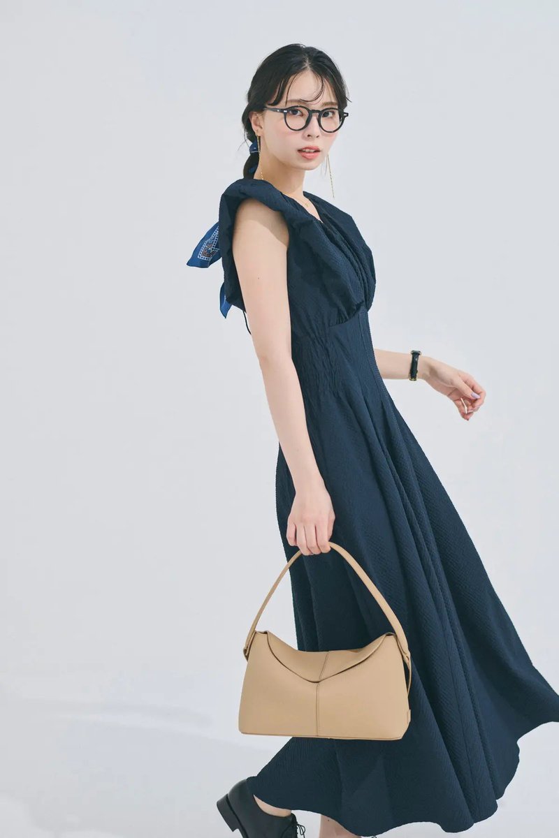 ModulationWheel's tweet image. 川口ゆりな　ワンピース　全身コーデ (【川口ゆりな】肌見せを品よく楽しむためのネイビーワンピース | MORE) buff.ly/bdDlOxn