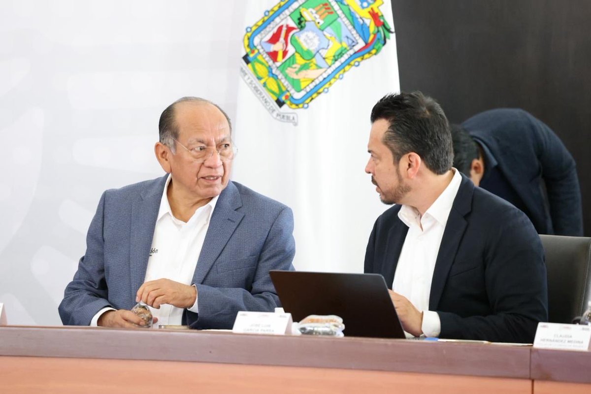 JLG_PARRA's tweet photo. Con compromiso y acción, fortalecemos la salud y la seguridad. 💪🏼

Durante la #MañaneraDePuebla, el gobernador @armentapuebla_ encabezó el arranque de la Campaña Nacional de Vacunación Invernal y la entrega de reconocimientos a policías estatales que concluyeron su capacitación con la @SEMAR_mx. 🫱🏼‍🫲🏽

Cuidamos la salud, fortalecemos la seguridad y avanzamos por el bienestar de las familias poblanas. 👨‍👩‍👦‍👦

#PorAmorAPuebla
#PensarEnGrande