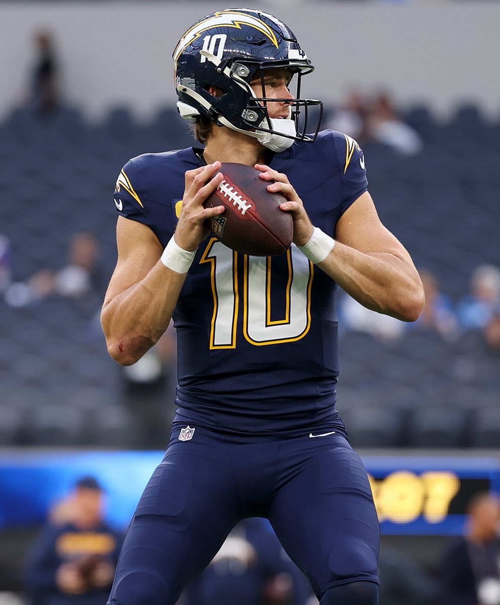 BussinWTB's tweet photo. These @Chargers uniforms are BEAUTIFUL ⚡️ https://t.co/kNufaXzOc9