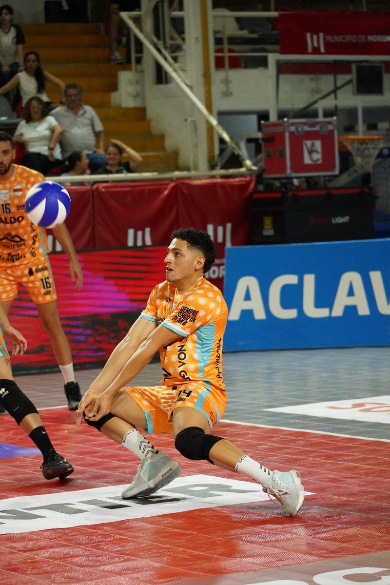 MonterosVoley's tweet photo. #SuperCopaACLAV El "Naranja" no pudo esta vez.

➡️ Fue 1-3 ante San Lorenzo con parciales de 19-25, 25-23, 20-25 y 21-25. @nahuel.rojas7 fue el goleador del partido con 28 puntos.

Mañana desde las 18:00 el plantel jugará por el terxer y cuarto puesto.

#OrgulloNaranja #SomosMVC https://t.co/CMJ70pMKKf