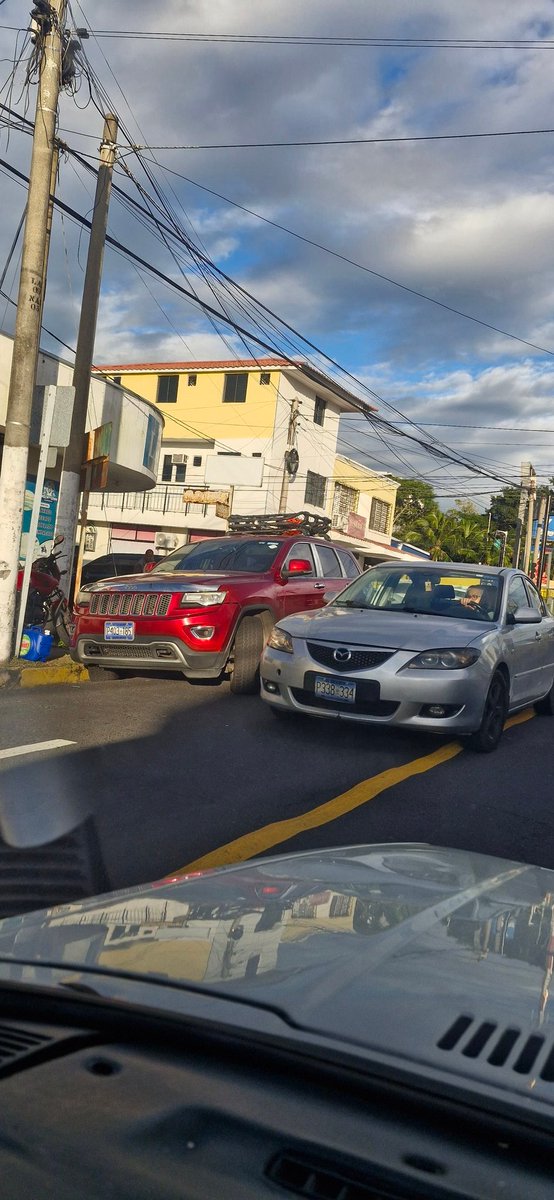 olijavier's tweet photo. No me gusta hacer este rico de cosas pero creo en la zona de antiguo cuscatlan sobre la calle del mediterraneo se ha vuelto un caos @PNCSV @ObrasPublicasSV @alertux parqueo e cruce peatonal, sobre la esquina y los carros tienen que invadir el carril en sentido contrario. https://t.co/LB3Ea692vY
