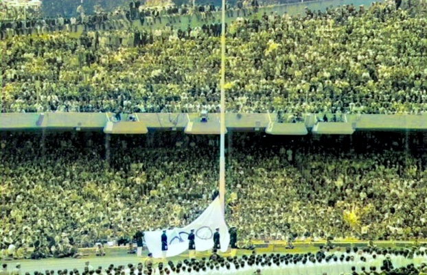 Llenazo en el Olímpico, para la inauguración de los Juegos de México 68.
Gente sentada hasta las bardas, literalmente.