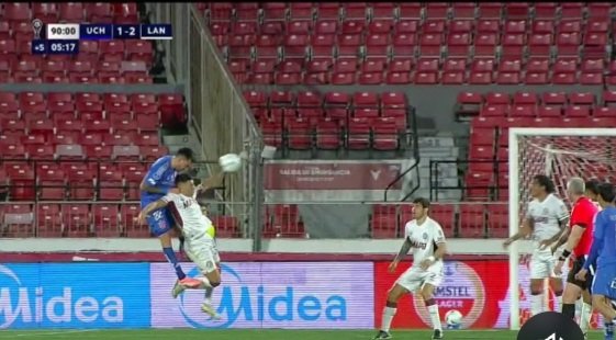 oscarluisblanc3's tweet image. @ArbitroInteBlog U. DE CHILE 2 LANUS 2
ANDERSON DARONCO
CALIFICACION : ACEPTABLE
Un partido sencillo que se complicó en el 90+4 cuando sancionó como penal una mano del 30V .La acción es absolutamente de interpretación  ya que en el salto se produjo un contacto que bien pudo