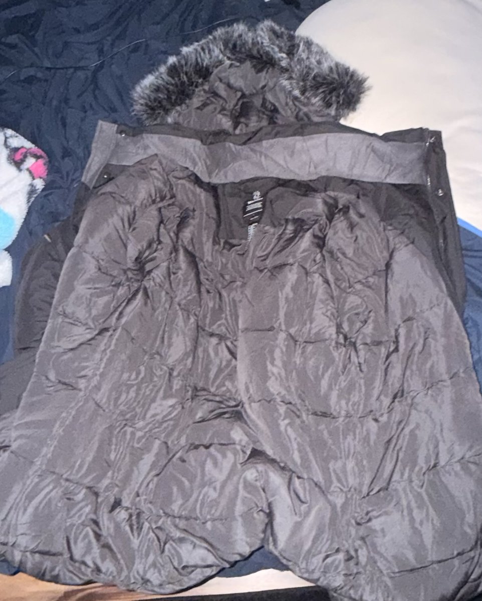 andrew_11083's tweet image. The box had no label on it, it seemed to just be your average day cardboard.
There was what seems to be a used hoodie and star pins in the packaging. The hoodie is about twice my size, it sort of.. Smells like him a little bit when I think about it.
#badthings #badthingsroblox