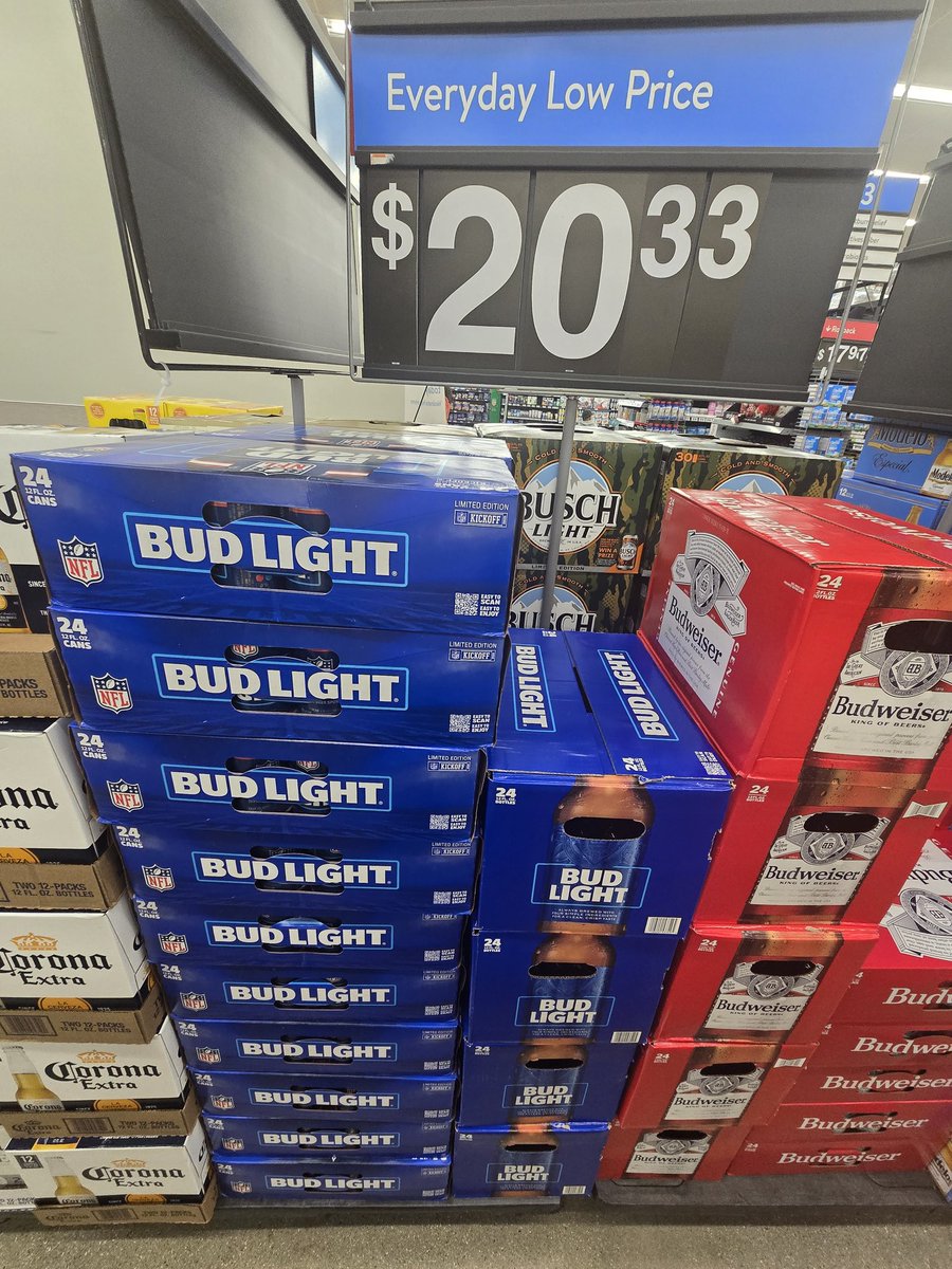 LangmanVince's tweet image. I'm I the only one still boycotting Bud Light?