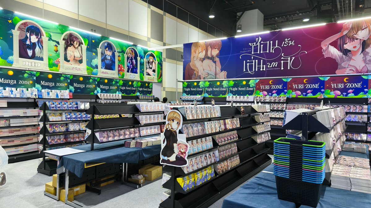 第30回 タイ国際ブックフェア（BOOK EXPO THAILAND 2025）にて、『映しちゃダメな顔』 のコミックスカバーイラストを使用したブース背景を制作・展示していただきました！ありがとうございます🤩