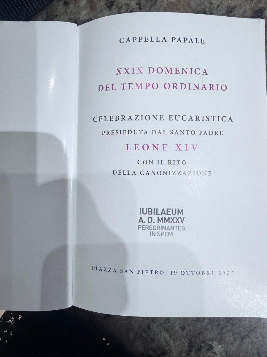 Aunque es evidente, vale la pena aclarar que el Papa NO envió ningún regalo a Maduro.

Le dan una medalla que se puede comprar en el Vaticano o cualquier tienda cercana.

Y ese “libro” no es más que el misal que entregaron a todos en la misa de canonización.

Una vergüenza.
