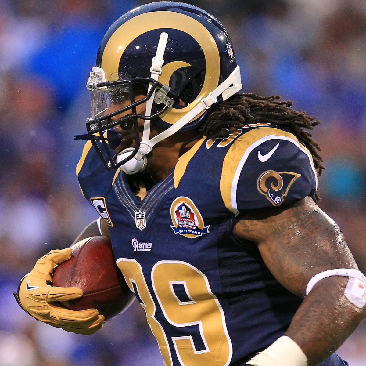 thealexiskraft's tweet image. the rams should do a throwback navy and gold uniform set. idc.