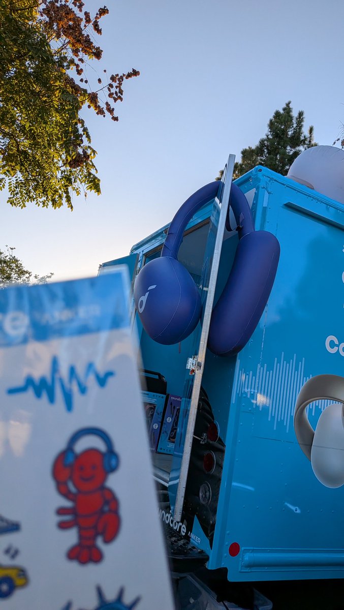 sarahvalleys's tweet image. Soundcore, our headphones of choice, doing some demos on campus 🥹 #soundcoreopenear