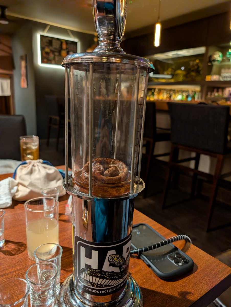 zippo_ys's tweet photo. すげー時間までハブ酒飲んでた・・・
知合いのお店だったんやが・・・
思いのほか盛り上がって、気づけば・・・
最初、７時くらいで切り上げようって言うてたのが
伸びに伸びて、９時までに・・・

#BARDICE #バーダイス https://t.co/GRA9b0AVOk
