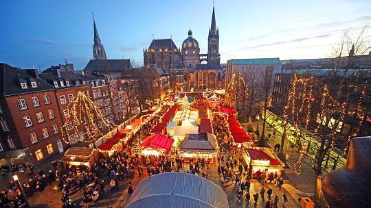 euro_tour's tweet image. 🇩🇪『アーヘンの #クリスマスマーケット ２０２５🎄✨』11/21～12/23　大聖堂周辺の広場や通りに、クリスマスの音楽が流れ、魅惑的な香りが漂って、賑やかなパラダイスが出現します♪ #Aachen #Weihnachtsmarkt
👉aachenweihnachtsmarkt.de
➡ドイツのクリスマスマーケット：euro-tour.co.jp/weihnachtsmark…