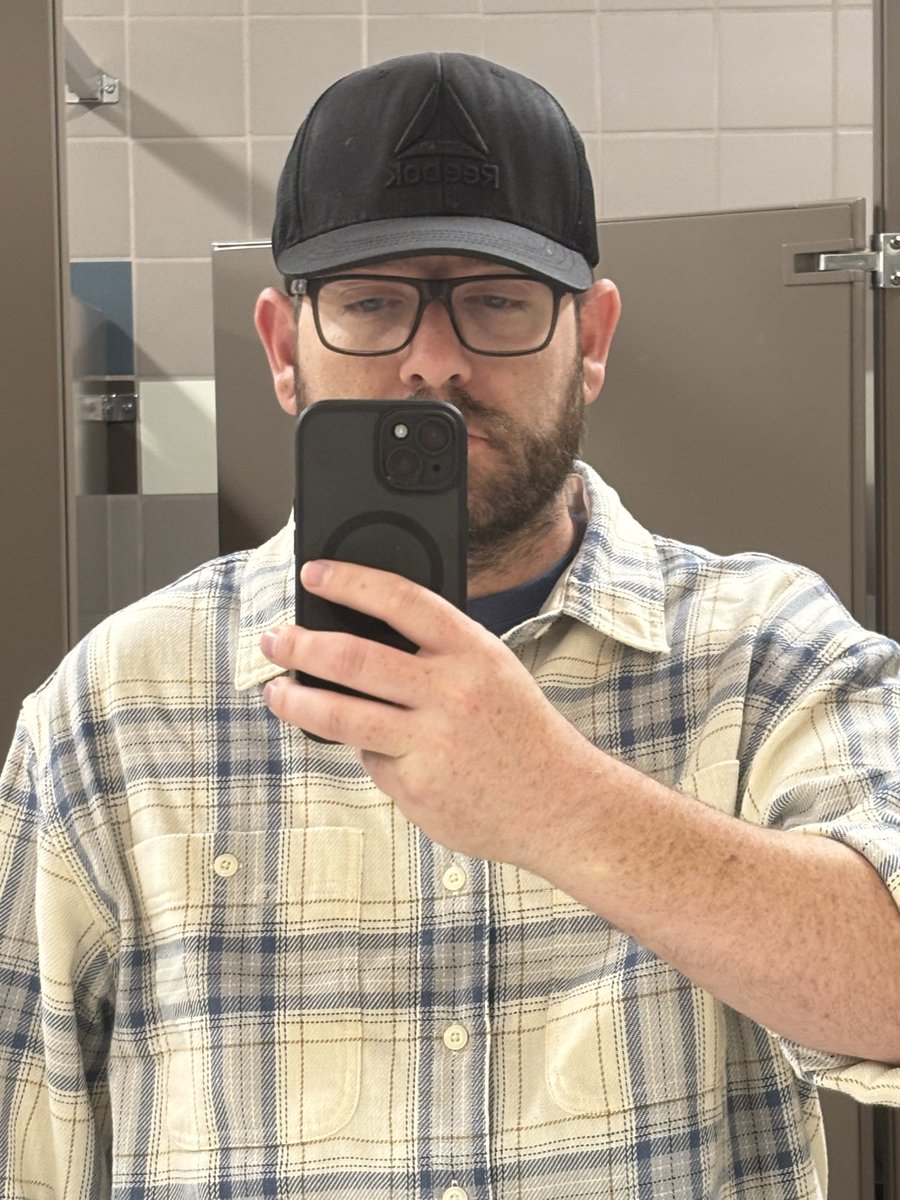 bipolarcoder86's tweet image. Bathroom selfies still a thing?