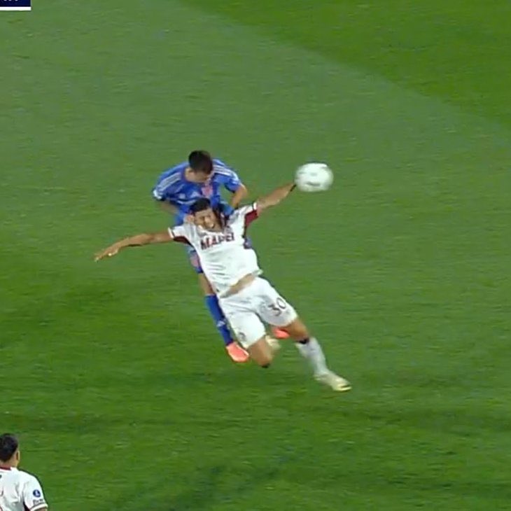 1era foto: Falta de Sosa, que cabecea, según Valenzuela 🇻🇪.

2da foto: No hay falta del jugador de La U, según Daronco 🇧🇷.

Los árbitros nos odian 🇦🇷, sino no se entiende.