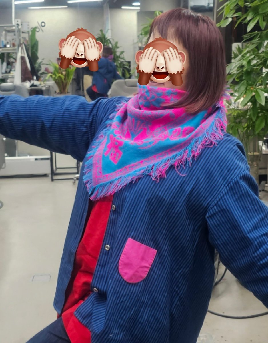 仕事場移動して初㊗️友人が来てくれました。
秋色をご希望、ついでにつぅやつぅやにしました。天然エンドカラーで落ちを楽しんでおくれ。

「このマフラーいくらやと思う？！」は本気の驚き価格だったので、本人に会うご予定のある方はぜひ聞いてみてください。