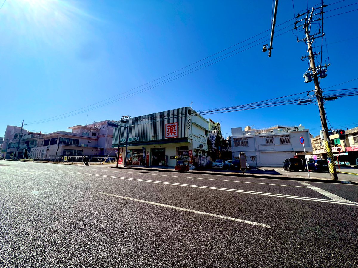 showgunone's tweet photo. 昔の普天間の街。子供の頃だからもう40年近く前。ナカムラ薬店の裏手に市場がありその周りに商店街。その頃まだライカムも北谷も静かで近隣市町村からは沢山の買い物客で賑わっていた🎵

#ムーネーの普天間ばなし #普天間 #昭和の思い出 https://t.co/tZ70gGATqe