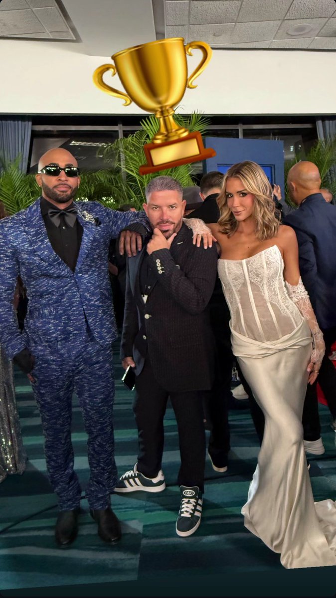 🏆Cristina, junto al Caramelo de chocolate 🍫 y Carlos Bermúdez, solo falta el huracán boricua de Maripily.🏆
Los ganadores con los ganadores
🥇🥇
#TeamPorta 🌬️🤍🍋 #CrisPorta24O
#TeamCaramelo 🍬
#PremiosBillboard2025