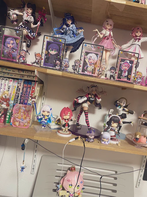 なんとなく部屋の写真を定期的に記録してる(趣味)んだけど、見返してみたら本棚だった場所がフィギュアに侵略されていく過程が残ってておもろかった もう陥落寸前