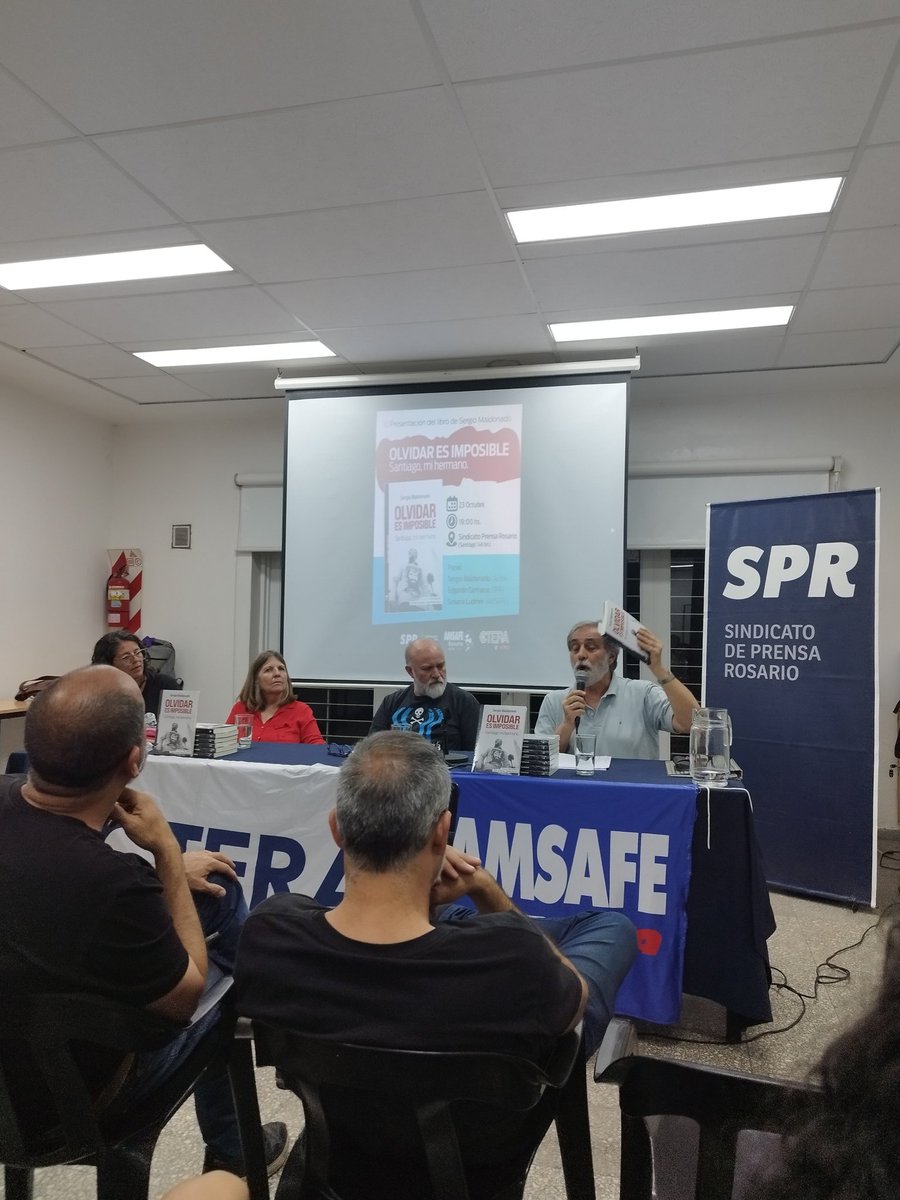 ArielBulsicco's tweet photo. Emotiva presentación del libro de @vikingomaldo #OlvidarEsImposible sobre la desaparición forzada seguida de muerte de Santiago Maldonado.
Junto a docentes, colegas y trabajadores/ras de otras actividades.
@spr_prensa
#MemoriaVerdadJusticia
#ProhibidoOlvidar
#BullrichResponsable. https://t.co/eUt6lSR8bE