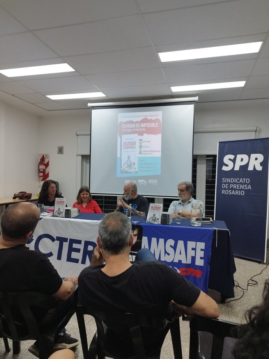 ArielBulsicco's tweet photo. Emotiva presentación del libro de @vikingomaldo #OlvidarEsImposible sobre la desaparición forzada seguida de muerte de Santiago Maldonado.
Junto a docentes, colegas y trabajadores/ras de otras actividades.
@spr_prensa
#MemoriaVerdadJusticia
#ProhibidoOlvidar
#BullrichResponsable. https://t.co/eUt6lSR8bE