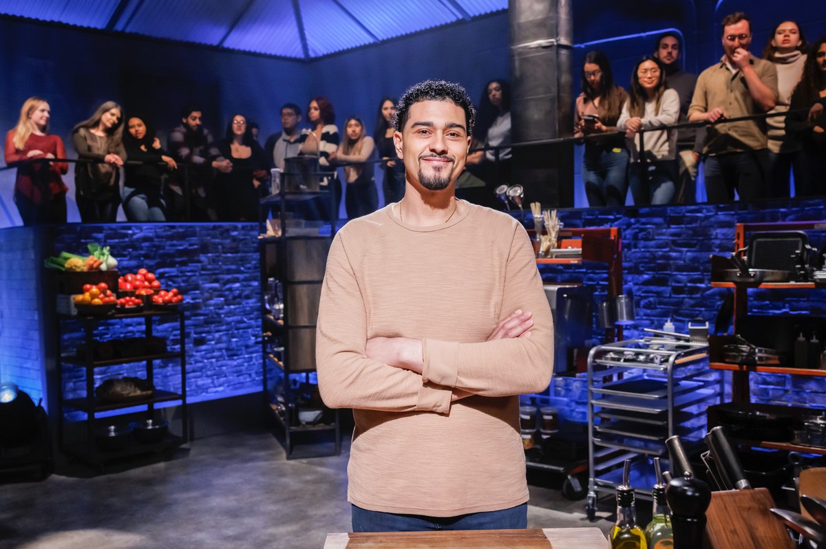 FoodNetwork's tweet image. Sunny&apos;s &quot;Ringers&quot; are bringing their A-game to the #BeatBobbyFlay kitchen👊

Don&apos;t miss @bflay, @sunnyanderson and @amandafreitag on an all-new episode of #BeatBobbyFlay, NEXT at 9|8c.