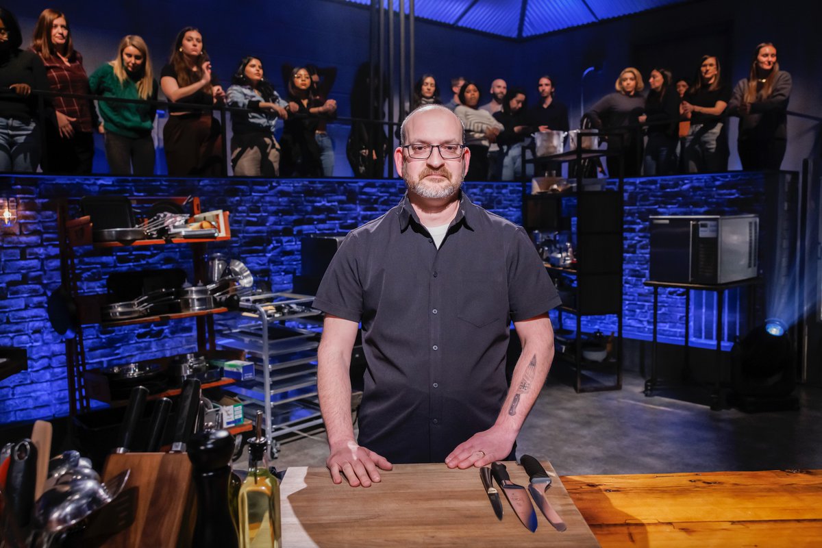 FoodNetwork's tweet image. Sunny&apos;s &quot;Ringers&quot; are bringing their A-game to the #BeatBobbyFlay kitchen👊

Don&apos;t miss @bflay, @sunnyanderson and @amandafreitag on an all-new episode of #BeatBobbyFlay, NEXT at 9|8c.