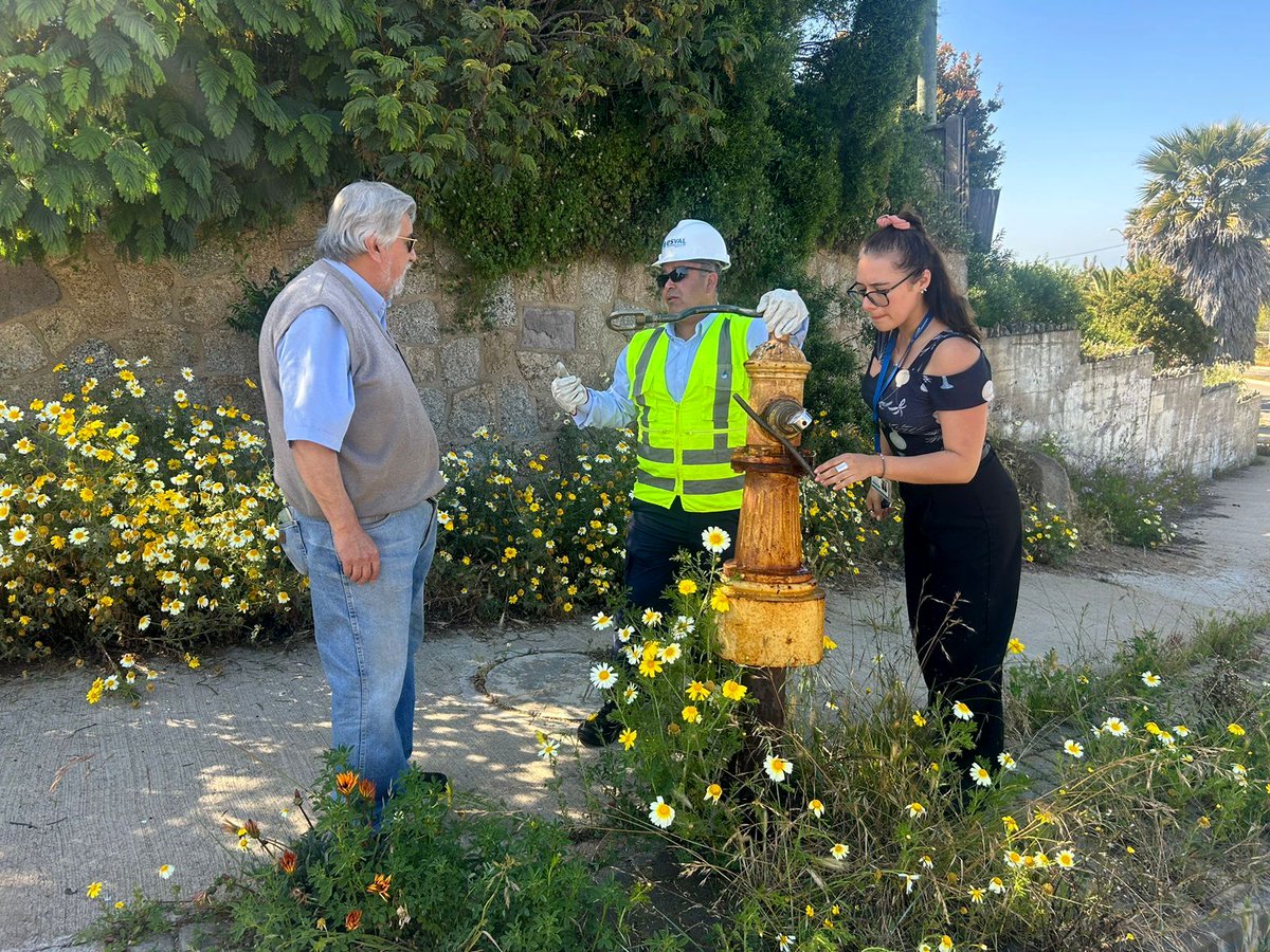 #ComunidadEsval💧Junto a organizaciones de El Quisco, realizamos una inspección de grifos en la zona, para garantizar su buen funcionamiento y explicar su operación. Recuerda: las únicas entidades autorizadas para utilizar los grifos son Bomberos y Esval. 

¡Ayúdanos a cuidarlos!
