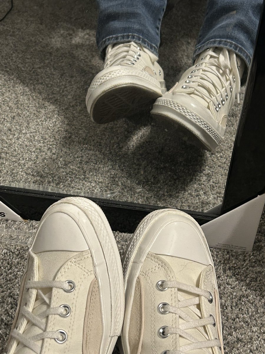 Some nice white chuck 70s for you to appreciate. 

#boyfeet #footdom #conversefetish #sneakerfetish