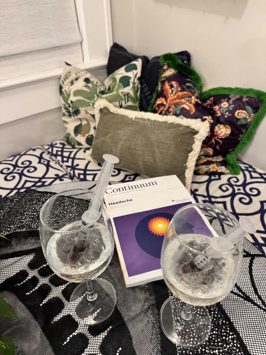 uabneurores's tweet photo. We enjoyed a spooky Halloween themed Cocktails and Continuum: Headache Edition with our very own Dr. Schlitz! 🖤🧡🖤 @ContinuumAAN https://t.co/nshBIHr35a