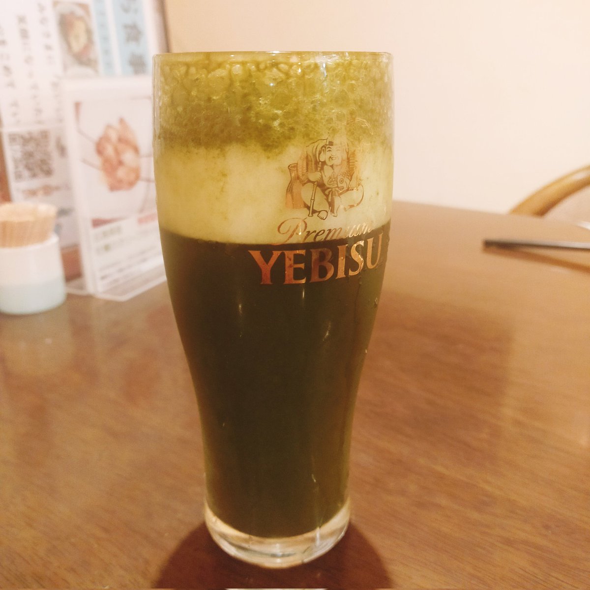 先にビールを注いだらうまくできた！濃いめにしても美味しい。お酒の罪悪感を明日葉で帳消しにできる「明日葉ビール🍻」爆誕です。