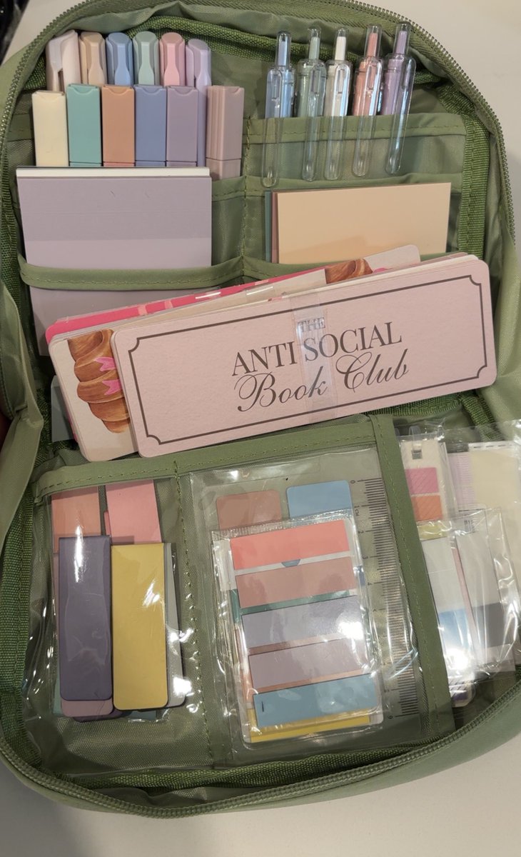 CodingIncloud_'s tweet image. My kit for annotating my books. I love my books. 💕🎀