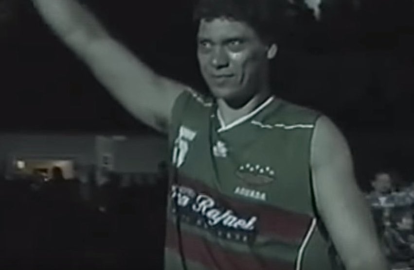 Triste noticia.
A los 65 años, en Paraguay donde ya estaba radicado hace un tiempo, falleció el “indio” Jorge de Pena.
Pivot que defendió un montón de equipos en nuestro medio.
A su familia, amigos y demás conocidos, el sentido pésame en este duro momento.