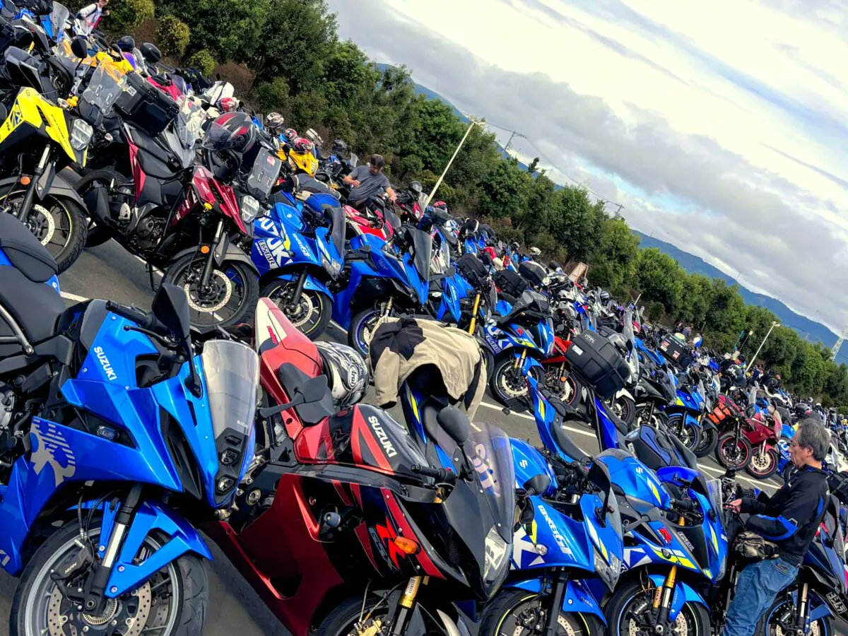 MotoMegane's tweet photo. シリーズ40周年記念の「第2回GSX-S/Rミーティング」に2,000人超が来場！ サプライズイベントとして「あのマシン」も登場！？
#スズキ #GSXS #GSXR
https://t.co/iPBVaWkTR7 https://t.co/gJZprugqBs