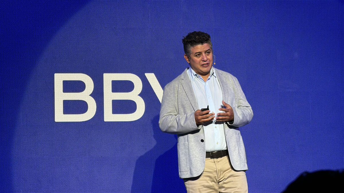BBVA_Mex's tweet photo. “Imagina que algo que te toma semanas hacerlo, puedas hacerlo en minutos”. - Manuel Purón, Head of Solutions Architecture, @AWSLatam #AWSMexico
#BBVASummit2025 #AppBBVA https://t.co/TMVXpxbLah