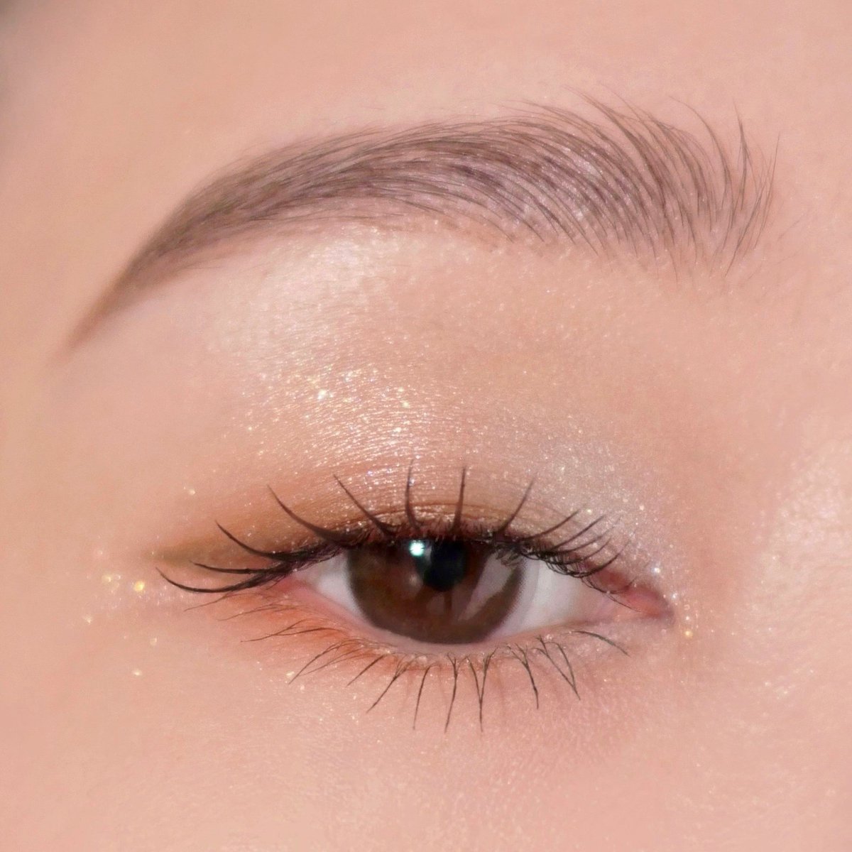 パール煌めくアイシャドウと、みずみずしいリクイドチーク。ホリデー