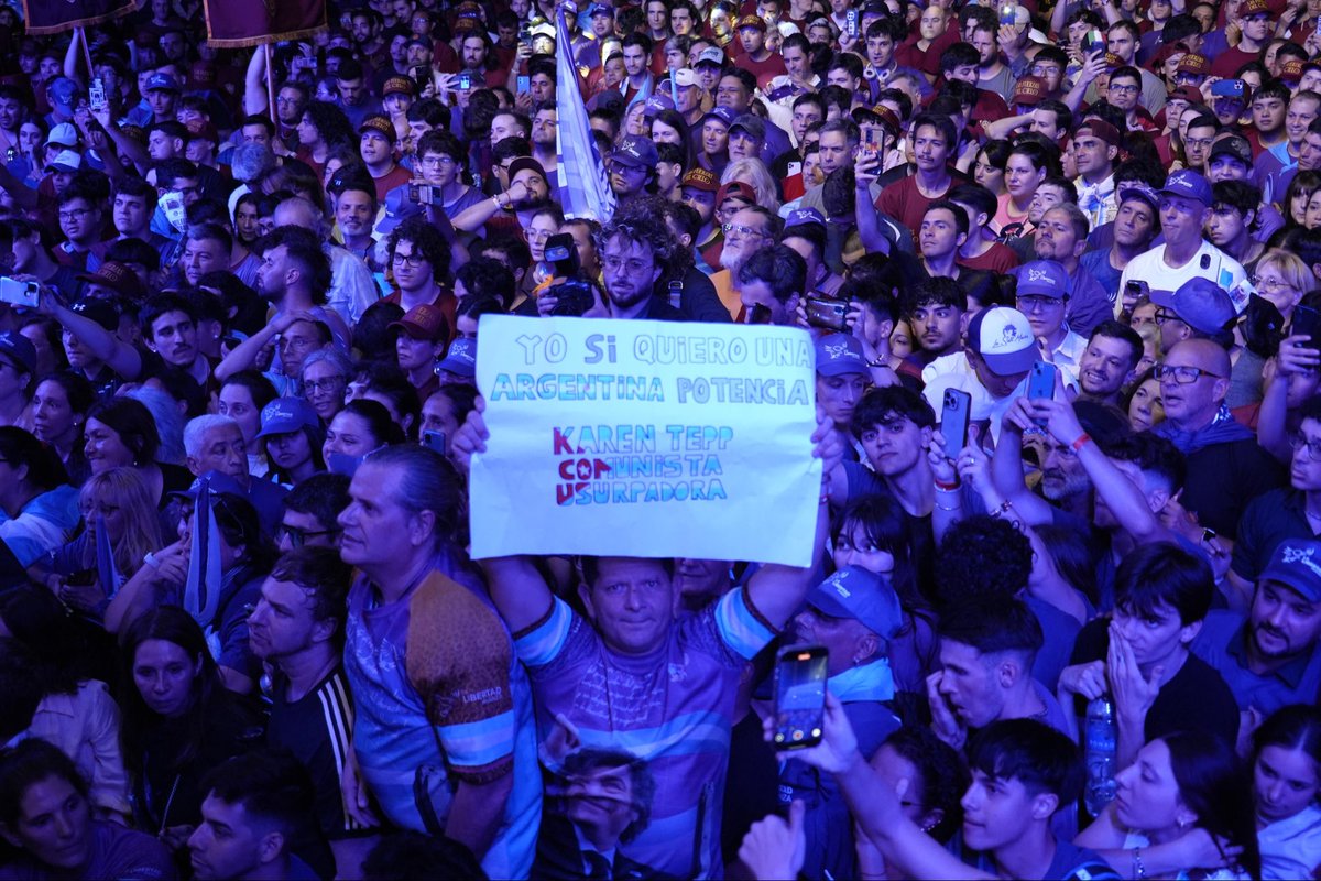 LLibertadAvanza's tweet image. "Rosario y Santa Fe están siendo acechadas por el fantasma del comunismo. Estas elecciones se presenta una usurpadora de tierras castrochavista, que dice que no quiere una Argentina potencia. Quiere una Argentina pobre". @JMilei 

EN SANTA FE, AGUSTÍN PELLEGRINI ES MILEI