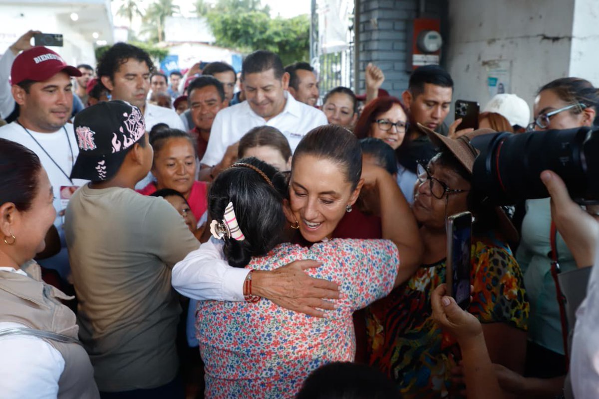 Gobierno de Puebla (@gob_puebla) on Twitter photo 🤲 La solidaridad también se abraza en persona
La presidenta <a href="/Claudiashein/">Claudia Sheinbaum Pardo</a> llegó a La Ceiba, comunidad de Xicotepec, para entregar los primeros apoyos a las familias afectadas por las lluvias en la Sierra Norte. A su lado, el gobernador <a href="/armentapuebla_/">Alejandro Armenta</a> refrendó el compromiso de 🤲 La solidaridad también se abraza en persona
La presidenta <a href="/Claudiashein/">Claudia Sheinbaum Pardo</a> llegó a La Ceiba, comunidad de Xicotepec, para entregar los primeros apoyos a las familias afectadas por las lluvias en la Sierra Norte. A su lado, el gobernador <a href="/armentapuebla_/">Alejandro Armenta</a> refrendó el compromiso de