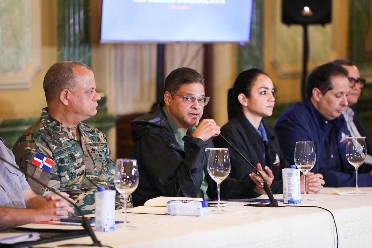 ViceRDo's tweet image. El presidente @LuisAbinader, acompañado de la vicepresidenta @RaquelPenaVice, encabezó una reunión con el COE y las autoridades competentes para coordinar las medidas ante el paso de la tormenta Melissa por el territorio dominicano. 
El Gobierno mantiene la sesión permanente de…