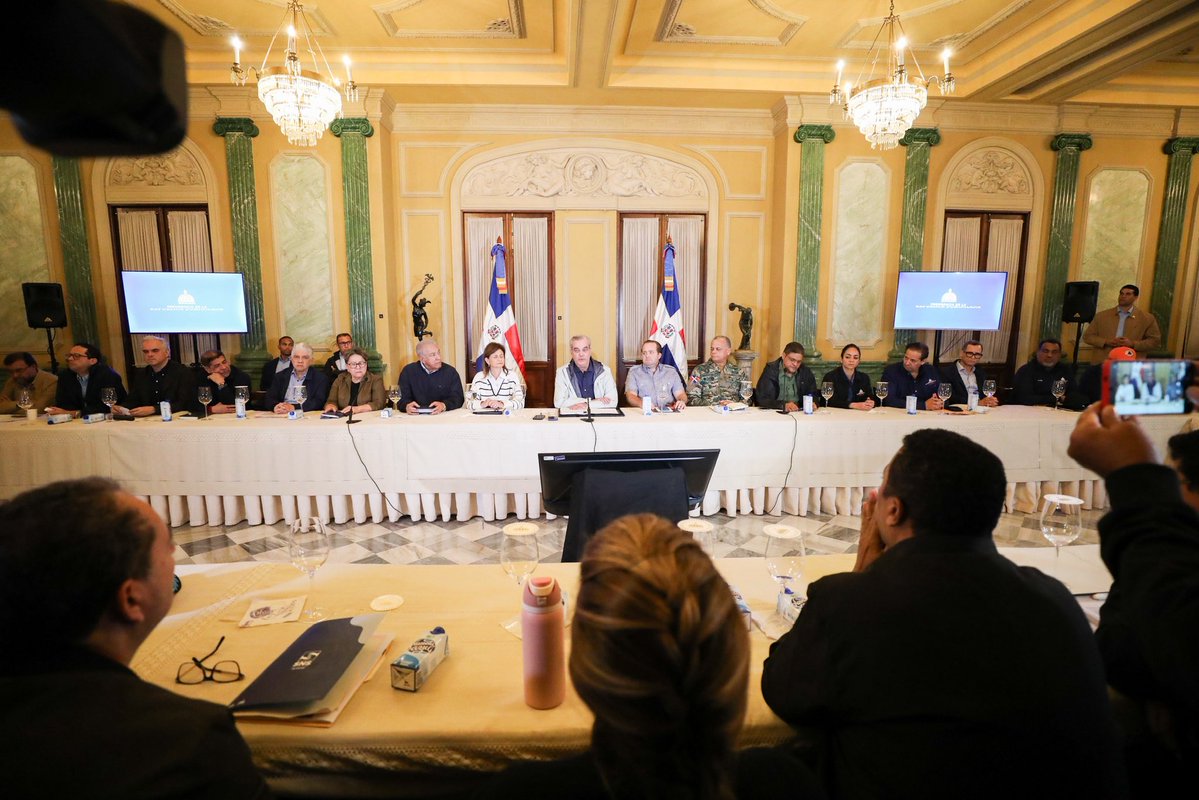ViceRDo's tweet image. El presidente @LuisAbinader, acompañado de la vicepresidenta @RaquelPenaVice, encabezó una reunión con el COE y las autoridades competentes para coordinar las medidas ante el paso de la tormenta Melissa por el territorio dominicano. 
El Gobierno mantiene la sesión permanente de…