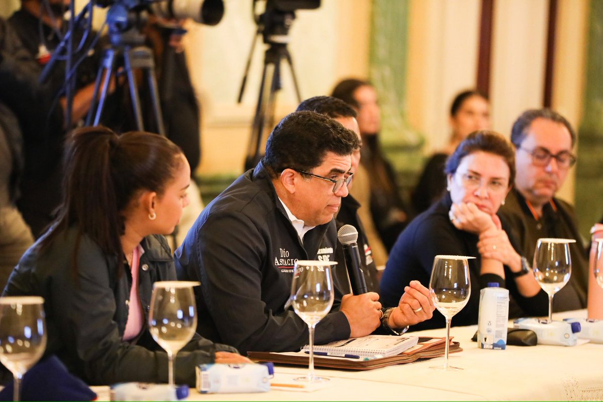 ViceRDo's tweet image. El presidente @LuisAbinader, acompañado de la vicepresidenta @RaquelPenaVice, encabezó una reunión con el COE y las autoridades competentes para coordinar las medidas ante el paso de la tormenta Melissa por el territorio dominicano. 
El Gobierno mantiene la sesión permanente de…