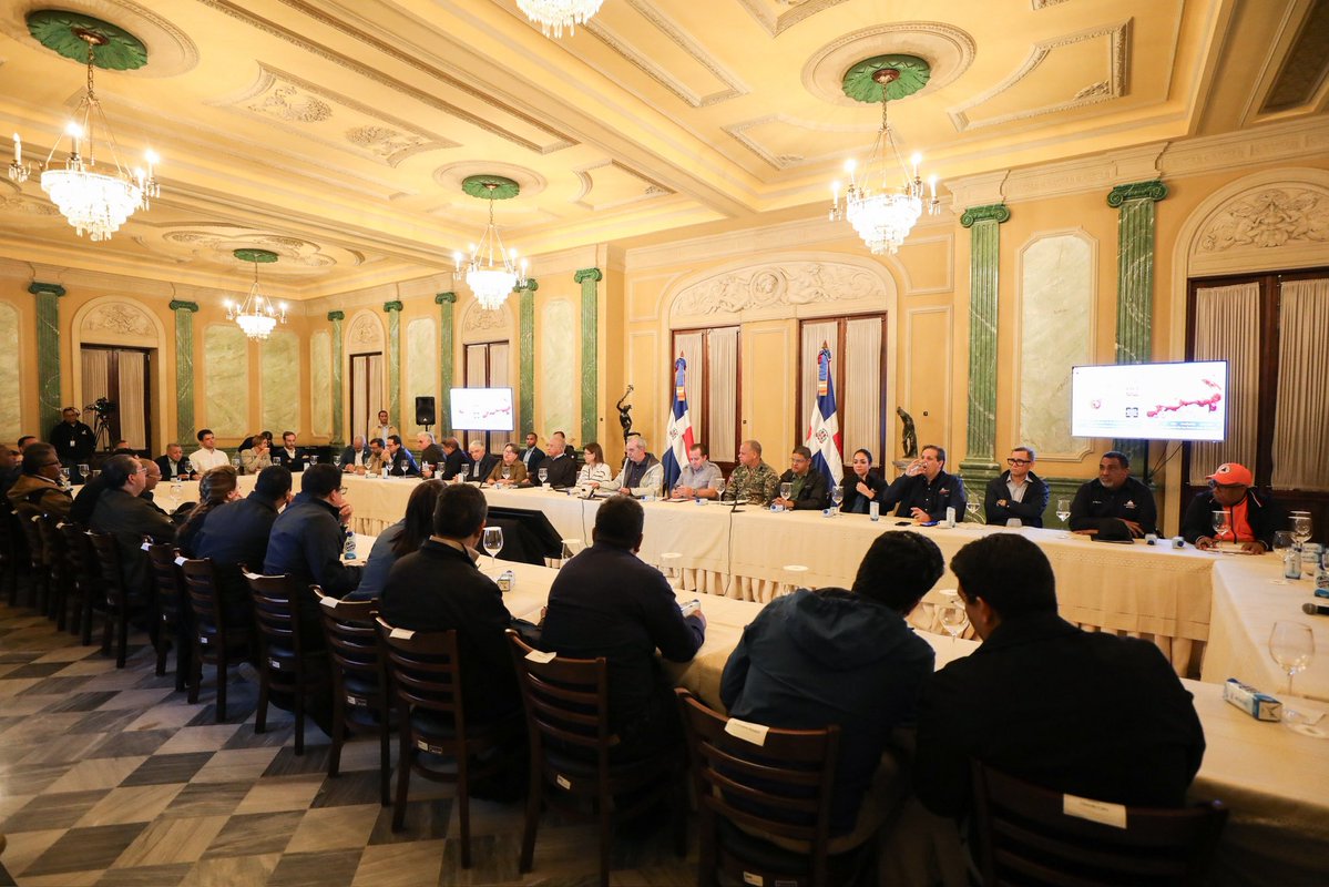 ViceRDo's tweet image. El presidente @LuisAbinader, acompañado de la vicepresidenta @RaquelPenaVice, encabezó una reunión con el COE y las autoridades competentes para coordinar las medidas ante el paso de la tormenta Melissa por el territorio dominicano. 
El Gobierno mantiene la sesión permanente de…