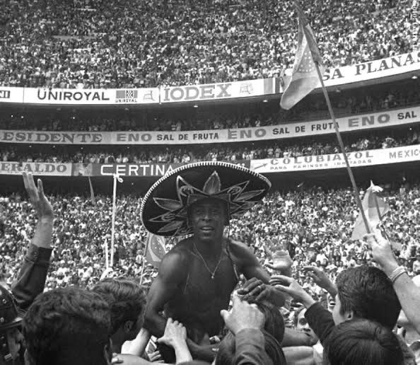 Antonio_Rosique's tweet photo. "Nací para el fútbol como Beethoven para la música": #Pelé 

Un día como hoy en 1940 nació la leyenda del fútbol mundial, 3 veces ganador de la Copa del Mundo con 🇧🇷Brasil 

#Colosal 
#Orei https://t.co/7K8mixhWex