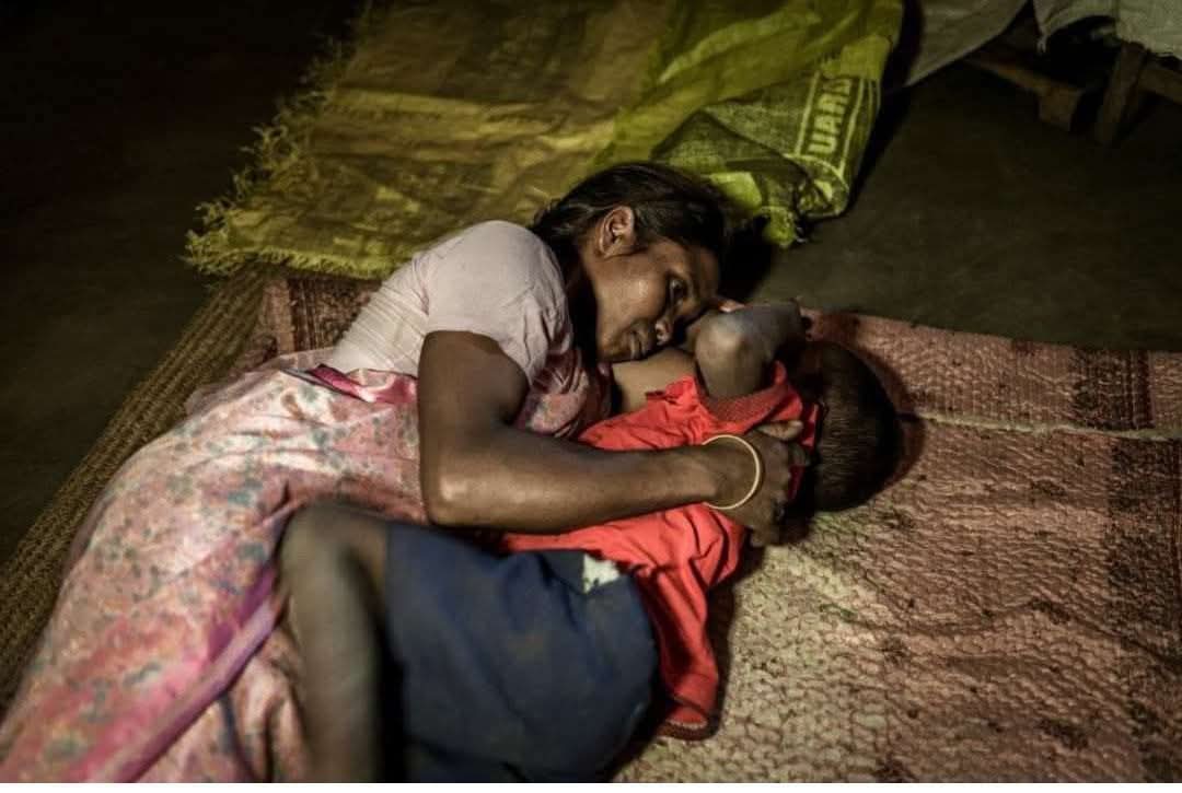 _साहेब.........!_

_आधी इथं भुकेला झोपी घालावं लागतं,_

*नंतर पोटच्या लेकराला..........!!*💯

_जगणं गरीबाचं.._

जिंदगी.डॉट.कॉम.

शुभ सकाळ