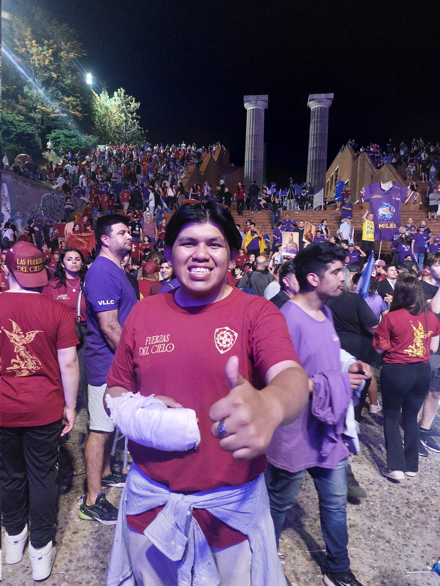 FionnRoberto's tweet image. EN TIERRA NARCO!
Fin al narcotrafico.
Fin a la inseguridad.
Fin a la corrupción
Aguante Rosario! 🦁
#LasFuerzasdelCielo