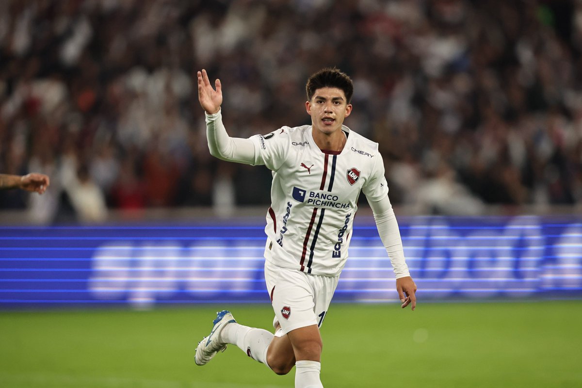 🎉🥳 Vibra, Villamíl! 

🇪🇨 A festa da @ldu_oficial ao abrir o placar sobre o @palmeiras!

#GloriaEterna