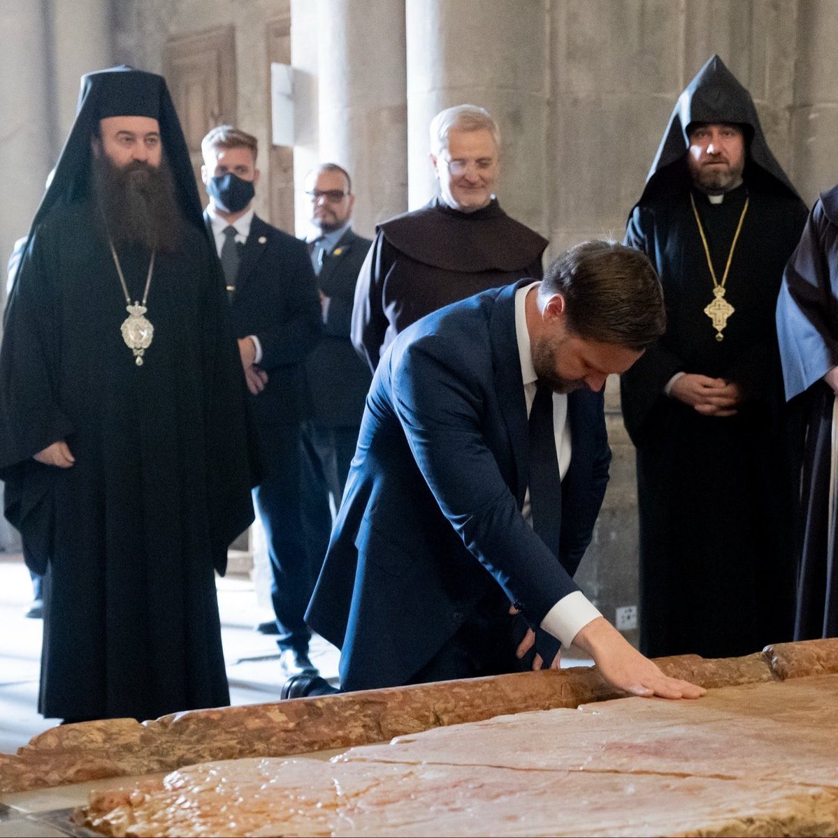 PMunozIturrieta's tweet photo. Finalmente un político de Estados Unidos se sale de la agenda impuesta por el lobby y va a piedra angular: el lugar donde pos�� el cuerpo de Cristo después de la crucifixión. https://t.co/QhG2ZcRcqU