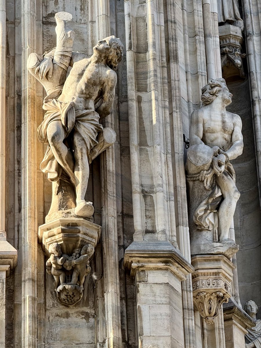 Look at the detail: 

—The shadows created by sunlight add depth and emotion as they touch the marble.

A daily spectacle of the Duomo di Milano. 📸:Abs