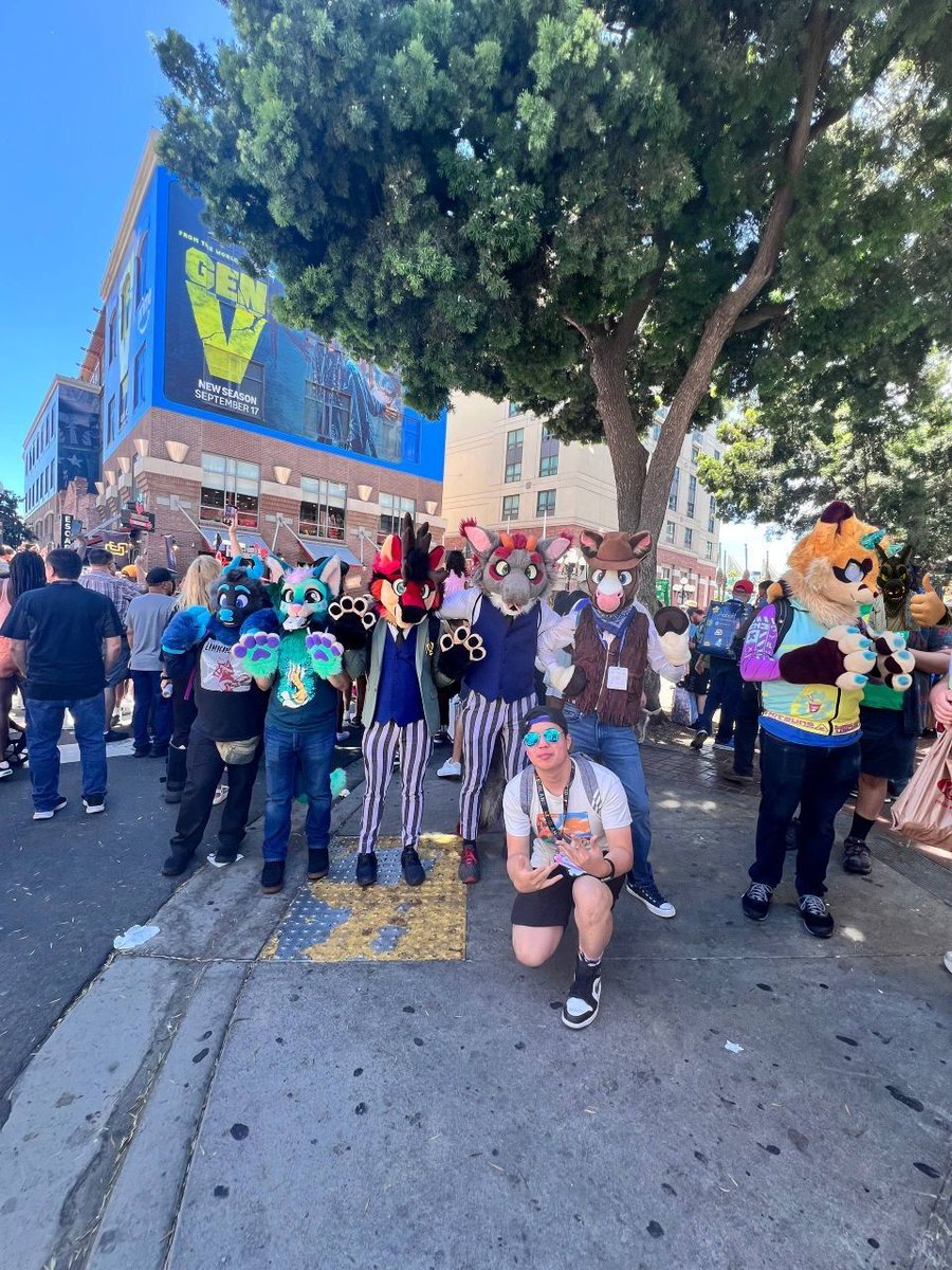 I had to do this quickly but, thank you for the 2500 followers! 
I couldn't have gotten this far without my friends!! (ComicCon)
<a href="/WonderOfUwU/">@wonderofuwu.bsky.social</a> 
<a href="/alloyfur/">Sylvo</a> 
<a href="/BlubberButtWolf/">Zaruza Xen & Basil 🔜FC 🤔TFF???</a> 
<a href="/2006Escape/">Monolith_the_Maned_Wolf</a> 
<a href="/BadBizzTheFurry/">LeBizz Dončić🔜 LVFC?</a> 
<a href="/TolpRomra/">Tolp Romra</a> 
<a href="/MatchaBernard/">🍵MatchaBernard🍵</a> (here but not in shot)
@Panthera_lyo_wang (insta)