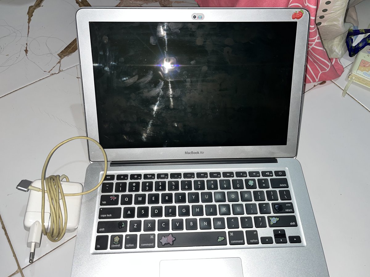 suncoupshine's tweet image. WTS want to sell jual cepat // BU 🥺

MACBOOK AIR 2017 grey
RAM 8 / SSD 128 GB 

📍dom batam 
💸 3jt negotiable
✅ BOX dan charger ORI

✅ COD / gosend

bisa ketemu untuk lihat kondisi, masih mulus, minusnya adalah on charge (battery harus service)
#zonauang #macbookair